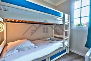 Łóżko lub łóżka w pokoju w obiekcie LocaLise - A06 - Entièrement de plain-pied avec petite vue mer - Donnant sur la piscine et le jardin - wifi inclus - draps inclus -