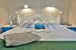 Łóżko lub łóżka w pokoju w obiekcie LocaLise - A06 - Entièrement de plain-pied avec petite vue mer - Donnant sur la piscine et le jardin - wifi inclus - draps inclus -