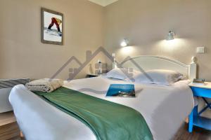 Łóżko lub łóżka w pokoju w obiekcie LocaLise - A06 - Entièrement de plain-pied avec petite vue mer - Donnant sur la piscine et le jardin - wifi inclus - draps inclus -