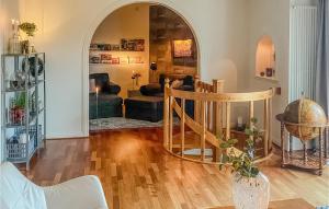 een woonkamer met een wenteltrap en een woonkamer bij Gorgeous Apartment In Huskvarna With Kitchen in Huskvarna