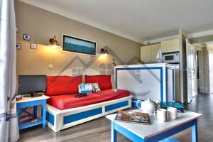 Kuchnia lub aneks kuchenny w obiekcie LocaLise - A06 - Entièrement de plain-pied avec petite vue mer - Donnant sur la piscine et le jardin - wifi inclus - draps inclus -