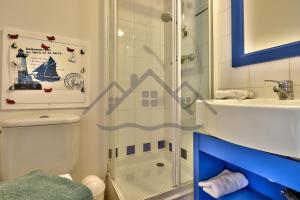 Łazienka w obiekcie LocaLise - A06 - Entièrement de plain-pied avec petite vue mer - Donnant sur la piscine et le jardin - wifi inclus - draps inclus -