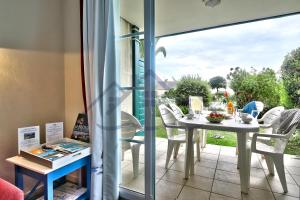 Balkon lub taras w obiekcie LocaLise - A06 - Entièrement de plain-pied avec petite vue mer - Donnant sur la piscine et le jardin - wifi inclus - draps inclus -
