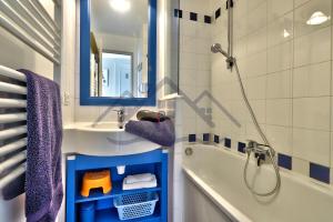 Łazienka w obiekcie LocaLise - A06 - Entièrement de plain-pied avec petite vue mer - Donnant sur la piscine et le jardin - wifi inclus - draps inclus -