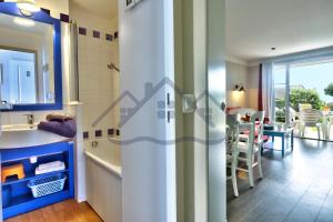 Zdjęcie z galerii obiektu LocaLise - A06 - Entièrement de plain-pied avec petite vue mer - Donnant sur la piscine et le jardin - wifi inclus - draps inclus - w mieście Guilvinec