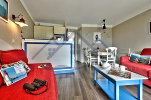 Kuchnia lub aneks kuchenny w obiekcie LocaLise - A06 - Entièrement de plain-pied avec petite vue mer - Donnant sur la piscine et le jardin - wifi inclus - draps inclus -