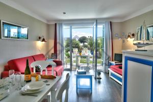 Część wypoczynkowa w obiekcie LocaLise - A06 - Entièrement de plain-pied avec petite vue mer - Donnant sur la piscine et le jardin - wifi inclus - draps inclus -