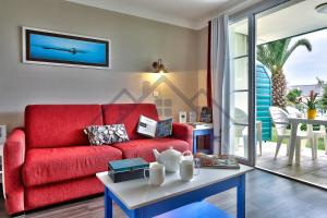 Część wypoczynkowa w obiekcie LocaLise - A06 - Entièrement de plain-pied avec petite vue mer - Donnant sur la piscine et le jardin - wifi inclus - draps inclus -