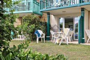 Ogród w obiekcie LocaLise - A06 - Entièrement de plain-pied avec petite vue mer - Donnant sur la piscine et le jardin - wifi inclus - draps inclus -