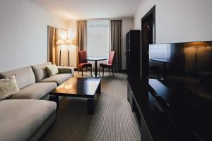 Televízia a/alebo spoločenská miestnosť v ubytovaní Crowne Plaza Bratislava by IHG