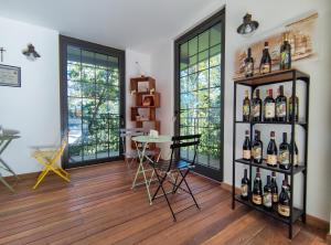 チヴィタノーヴァ・マルケにあるPoggio Imperiale Marche - Apartments & Glamping & Bubble Roomsのテーブルとボトルワイン1本が備わる客室です。