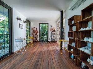 Habitación con suelo de madera y estanterías de madera. en Poggio Imperiale Marche - Apartments & Glamping & Bubble Rooms, en Civitanova Marche