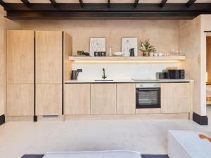 una cucina con armadi in legno e lavandino di Host & Stay - Faversham Studio a Ramsgate