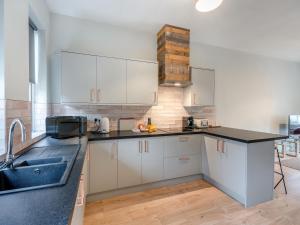 A kitchen or kitchenette at Apartment One - Uk45352