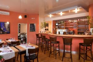 ein Restaurant mit Tischen und Stühlen und eine Bar in der Unterkunft Kress Hotel in Bad Soden-Salmünster