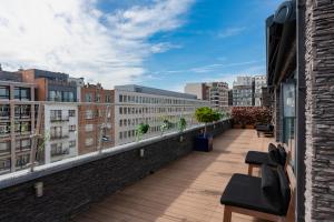 een balkon met uitzicht op de stad bij Brussels Penthouse Prestige in Brussel