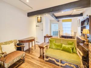 uma sala de estar com duas cadeiras e um sofá em Host & Stay - St Radigunds House em Canterbury