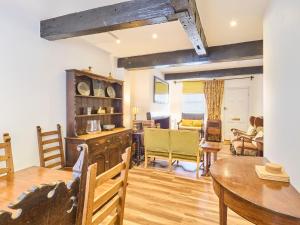 ein Wohnzimmer mit einem Tisch und einem Esszimmer in der Unterkunft Host & Stay - St Radigunds House in Canterbury