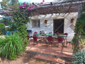 eine Terrasse mit einem Tisch und Stühlen vor einem Haus in der Unterkunft Milagro de Algar in Vejer de la Frontera