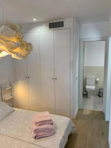 a room with a bed and a bathroom with a toilet at PISO CENTRICO CON PATIO PRIVADO in Madrid