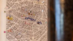 dessin d'une carte d'une ville dans l'établissement Le Chouette Loft, à Dijon