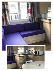 un sofá púrpura en una cocina con mesa en Camping les petites minaudières, en Les Naux