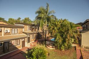 an aerial view of a house with palm trees at LOS HELECHOS II in Puerto Iguazú