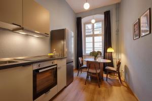 cocina con mesa y comedor en Balthasar Neumann Apartment - by homekeepers, en Würzburg