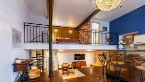 un salon avec un escalier et une salle à manger dans l'établissement Le Chouette Loft, à Dijon