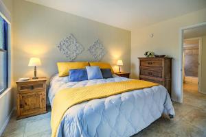 sypialnia z dużym łóżkiem i 2 szafkami nocnymi w obiekcie Pools / Hot Tub / 3 Bedroom Condo / Ventana Canyon w mieście Tucson