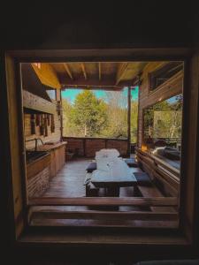 un grupo de mesas en una habitación con vistas en Cabañas Los Cantos del Chucao, en Puerto Varas