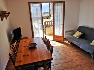 uma sala de estar com uma mesa de madeira e um sofá em Bolquere II em Font Romeu Odeillo Via
