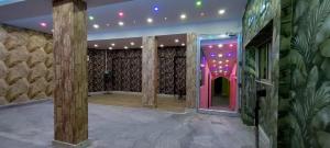 Zimmer mit einer Tür und einer Wand mit Licht in der Unterkunft Tusthi Banquets in Kalkutta