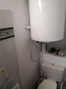 ein Badezimmer mit einem WC und einem weißen Behälter in der Unterkunft Bolquere II in Font Romeu Odeillo Via