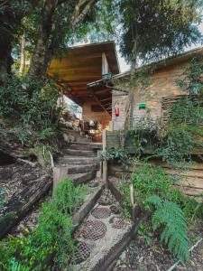 uma escada que leva a uma casa com árvores em Cabañas Los Cantos del Chucao em Puerto Varas