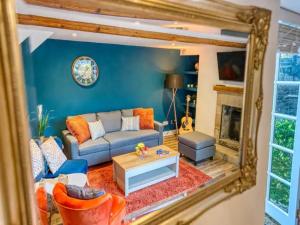 un salon avec un canapé et une cheminée dans l'établissement Pass the Keys Stylish Bakewell Cottage with Free Parking, à Bakewell