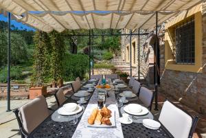 een lange tafel met eten op een patio bij Casale Mola in Capannori