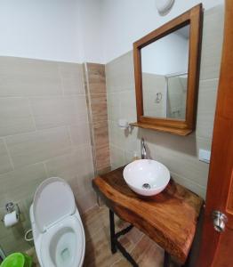 a bathroom with a sink and a toilet and a mirror at Casa amplia, cerca a la Basílica in Buga