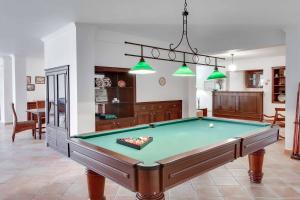 uma sala de estar com uma mesa de sinuca em Villa Costa Rica na Galé