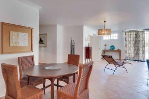 uma sala de jantar com mesa e cadeiras em Villa Costa Rica na Galé