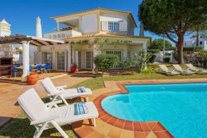 uma villa com piscina em frente a uma casa em Villa Costa Rica na Galé