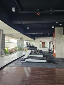 - une salle de sport avec une rangée d'équipements de Pilates dans l'établissement 1721 Aeon Towers 1 Bedroom Condo with Free Wifi & Netflix, à Davao