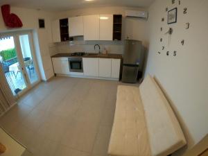 uma cozinha com um banco no meio de uma sala em Apartment Romana - next to the sea em Novalja