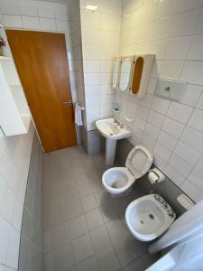 a bathroom with a toilet and a sink at Amplio Departamento en el corazón de Paraná in Paraná