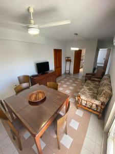 a living room with a table and a couch at Amplio Departamento en el corazón de Paraná in Paraná