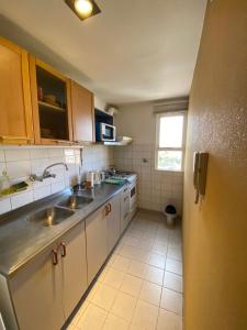 a kitchen with a sink and a counter top at Amplio Departamento en el corazón de Paraná in Paraná