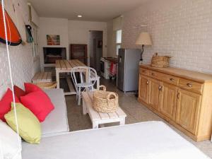sala de estar con sofá y cocina en Nirvana, en Punta del Este
