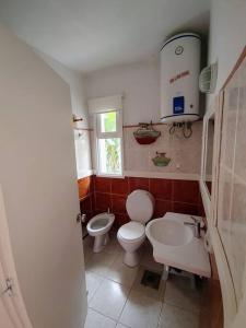 uma pequena casa de banho com WC e lavatório em Nirvana em Punta del Este