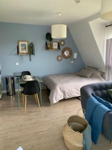 普雷讷夫昂德雷Studio proche de la mer à Pléneuf-Val-André的带床和桌子的客厅