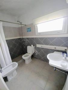uma casa de banho com um WC e um lavatório em Nirvana em Punta del Este